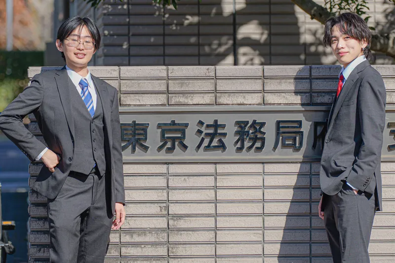 東京法務局前で並ぶ創業メンバー2人