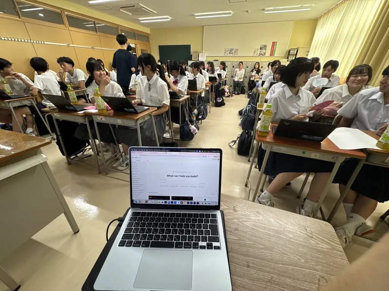 惺山高校の生成AI授業でPCを使う生徒たち